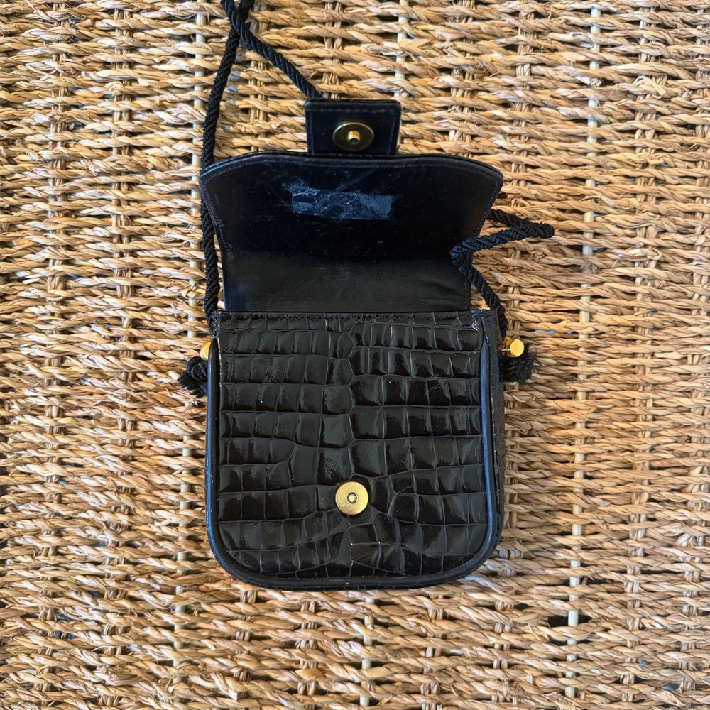 Nigst-Wien Vintage Black Crocodile Pattern Crossbody Bag with Gold Accents - Picture 11 of 13